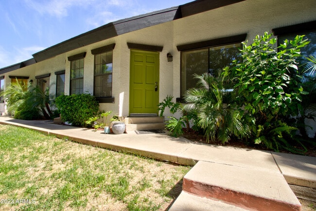 Building Photo - 2215 W Augusta Ave