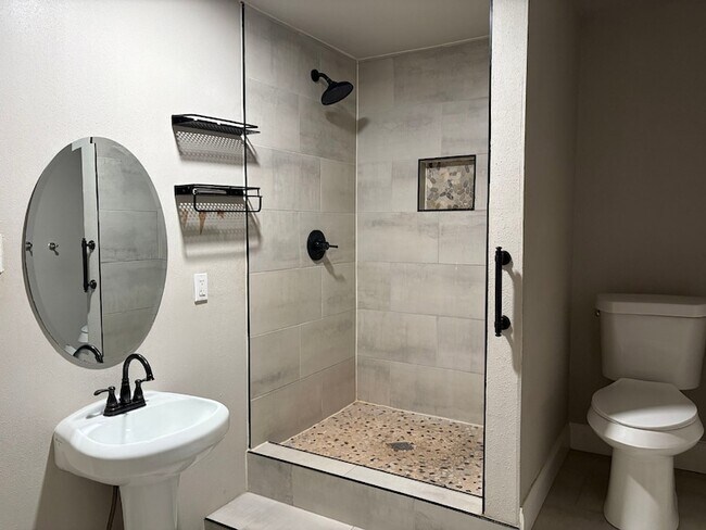 Building Photo - 5818 Glenhurst Dr