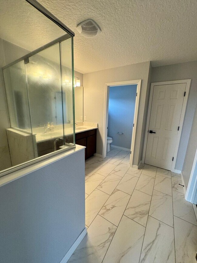 Building Photo - 5/3.5 Groveland Home