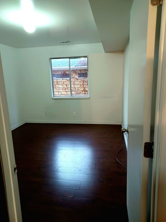 Building Photo - Nice Private Guy Room Downtown