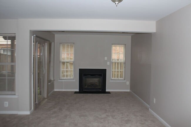 Building Photo - Beautiful 3-Level Townhouse with Finished Basement & Garage