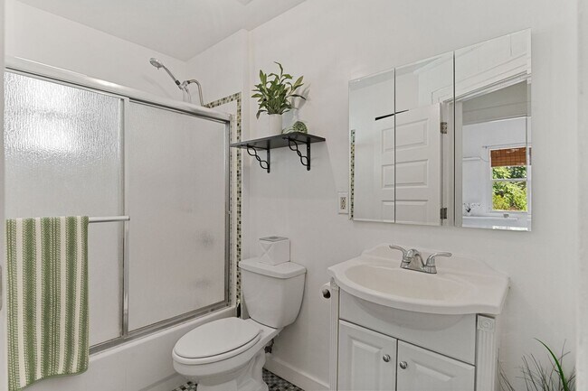 Building Photo - Available NOW! 3 Bedroom 1 Bath Home in Denver!