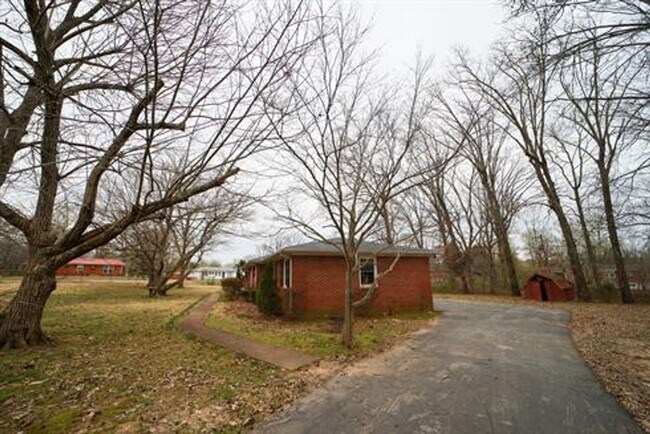 Building Photo - Charming Single-Story Home on a Spacious L...