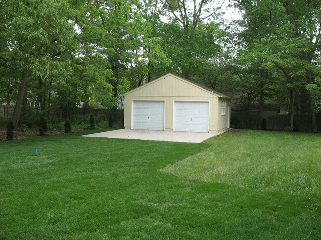 Building Photo - 13 Erma Dr