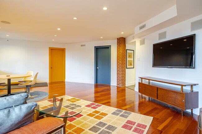 Building Photo - 2720 N Fillmore St