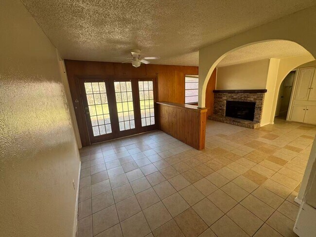 Building Photo - Beautiful 3 Bedroom House in Dallas