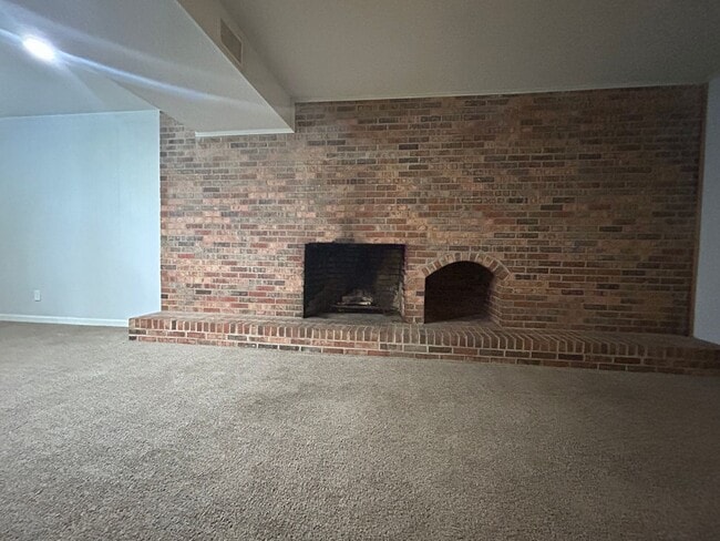 Building Photo - Large 4 bedroom 3 bathroom house in the he...