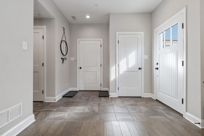 Building Photo - Luxury 3-Bedroom, 4-Bathroom House in Sout...
