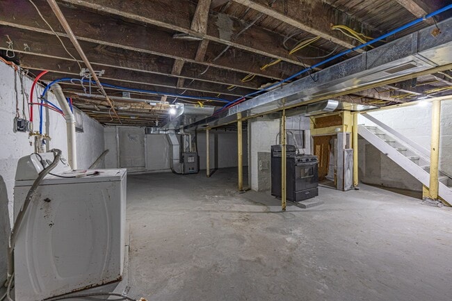 Building Photo - Newly Renovated 5 Bd/2 Bath Home in New Kensington