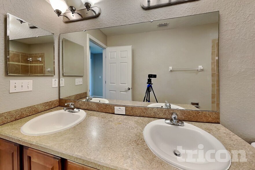 Building Photo - 3256 Enclave Blvd
