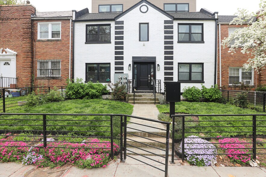 Building Photo - 1225 Raum St NE