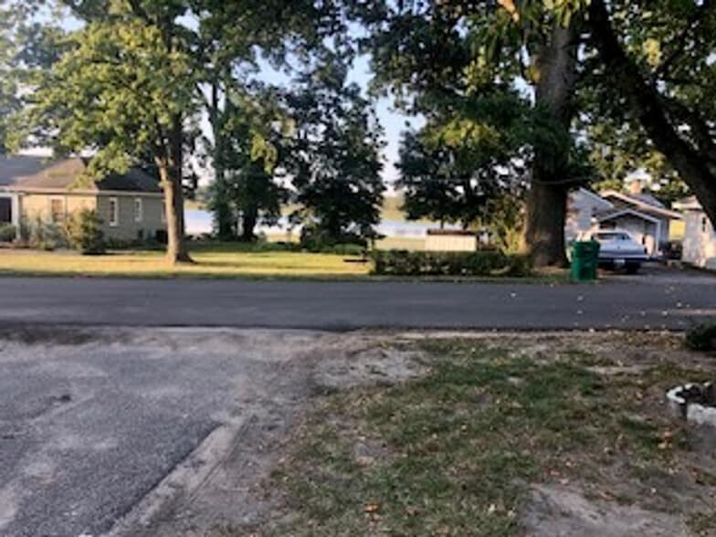 Building Photo - 321 Lakeside Dr