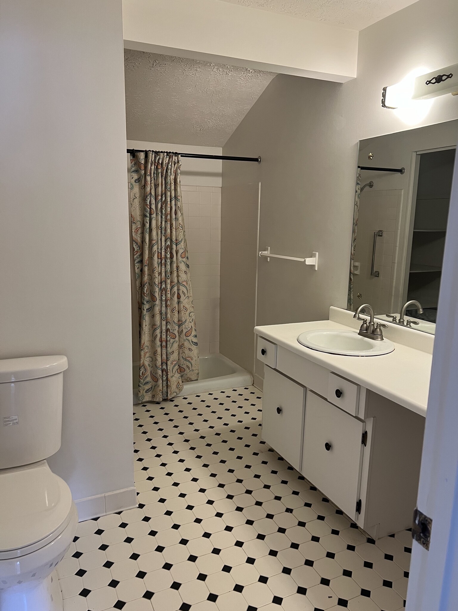 Full Bathroom (1) - 20 Great Wood Ct