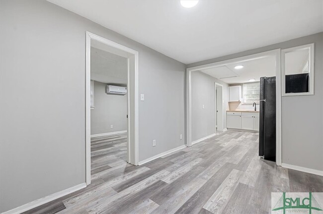 Building Photo - 119 W 60th St