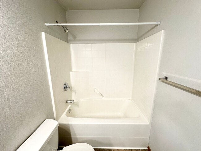 Building Photo - Spacious 4 Bedroom 2 Bathroom Home on Culd...