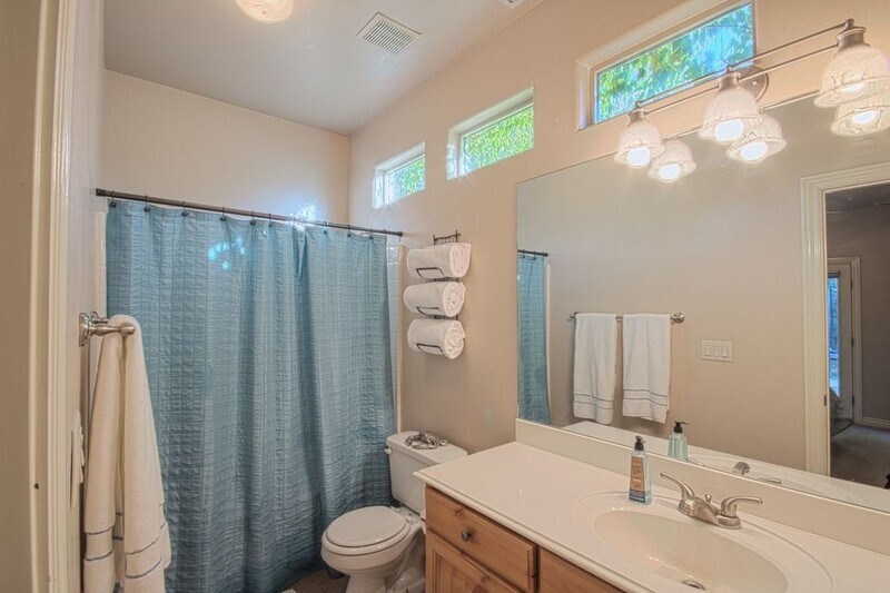 Building Photo - 674 Bear Claw Dr
