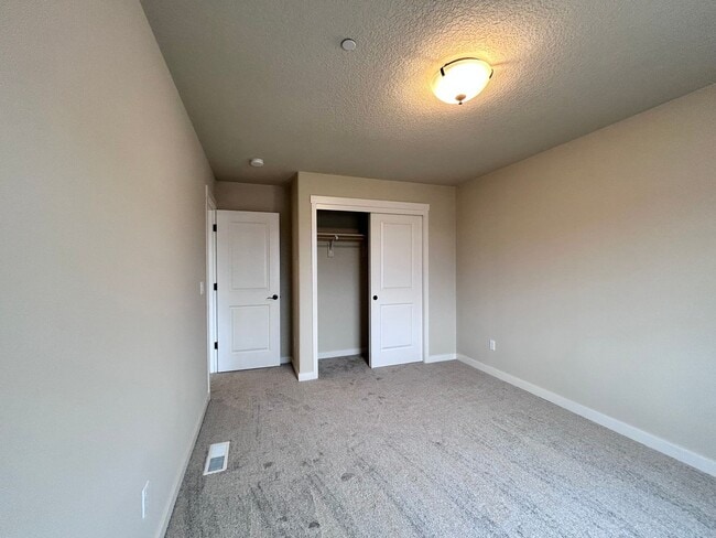 Building Photo - Incredibly Large 4 Bed 2.5 Bath Charmer!