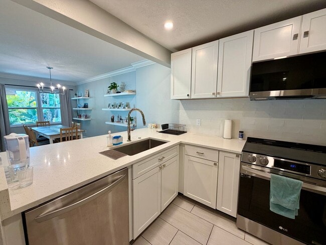 Building Photo - Updated 3 Bed 2.5 Bath Townhouse - SoHo / Hyde Park Area