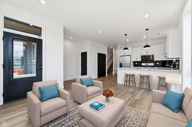 Building Photo - 3902 S Lake Park Ave