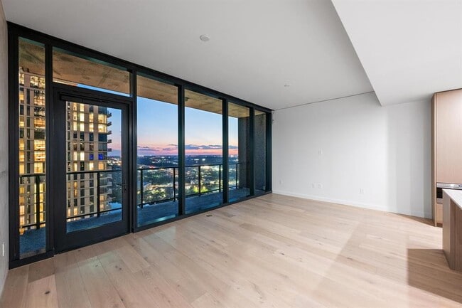 Building Photo - 610 Davis St