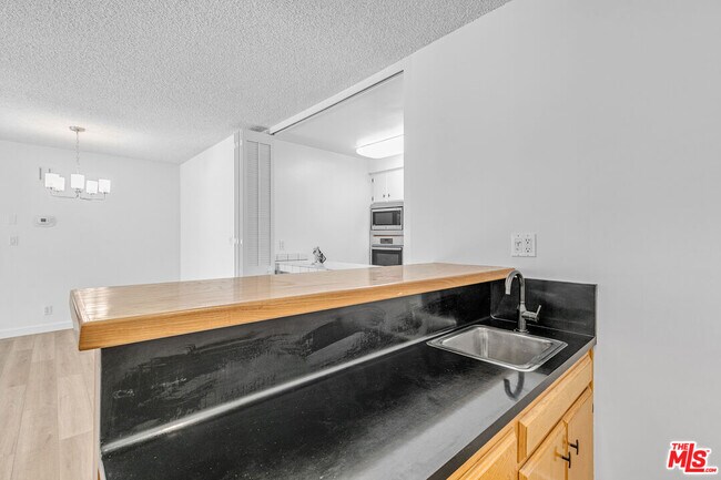 Building Photo - 825 S Gretna Green Way