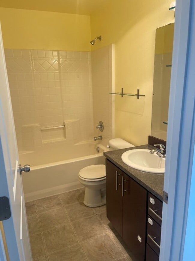 Building Photo - 3bd/2.5ba Lynnwood Townhome