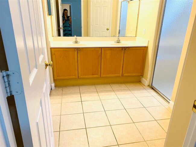Building Photo - 2111 Fernleigh Dr