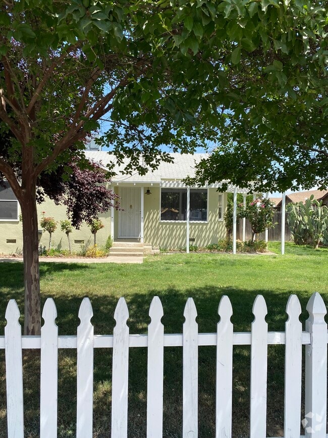 Building Photo - 620 E Tulare Ave