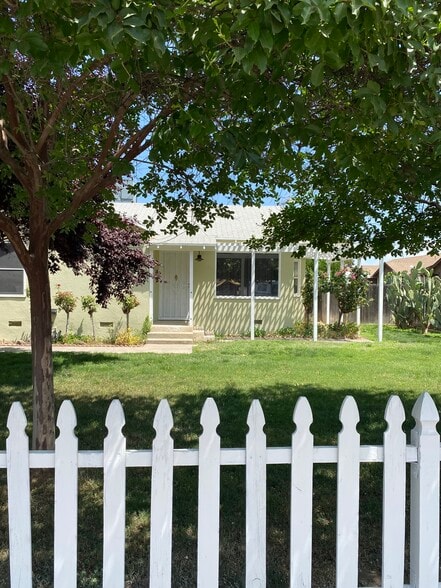 Primary Photo - 620 E Tulare Ave