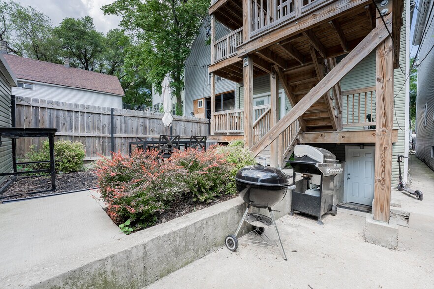 Building Photo - 2651 W Armitage Ave