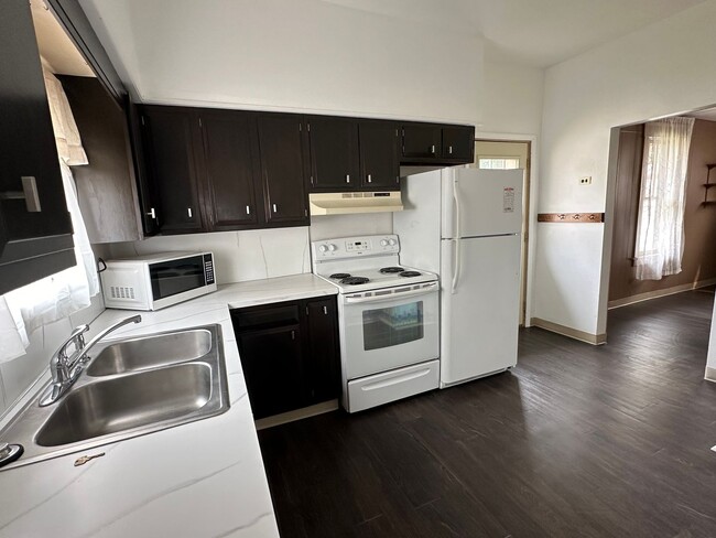 Building Photo - 3 Bedroom Home
