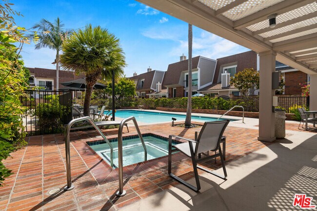 Building Photo - 13072 Maxella Ave