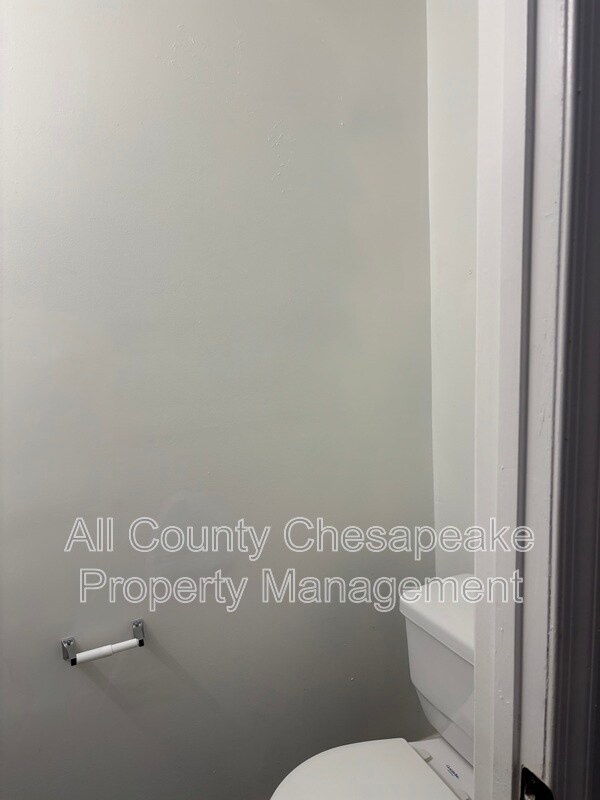 Building Photo - 2023 W Lanvale St