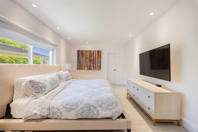 Building Photo - 7230 Vistalmar St