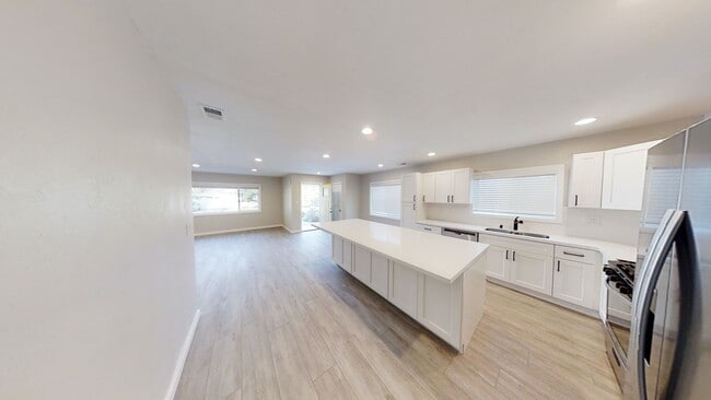 Building Photo - 7 BD, 3 BR. Spacious Yard!!