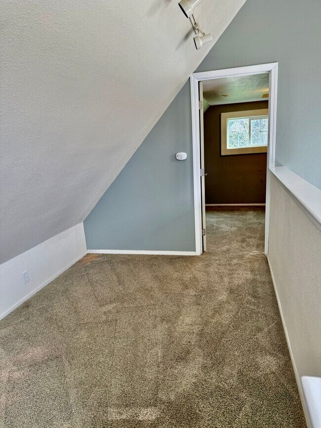 Building Photo - Charming small house