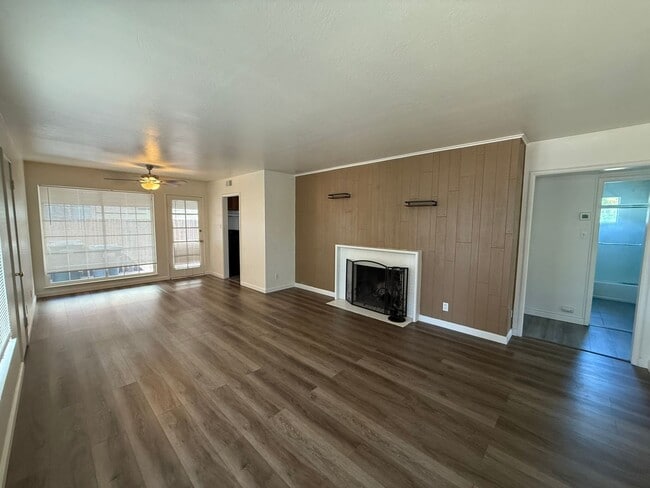 Building Photo - Cozy 2 bedroom 1 bathroom with pool!