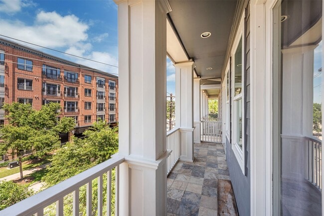 Building Photo - 212 W 6th St