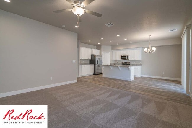 Building Photo - Modern 4-Bed Townhome in Hurricane Heights