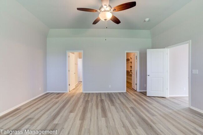 Building Photo - Gorgeous 4/2.5/2 on a corner lot!