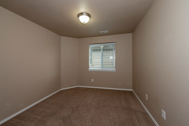 Building Photo - CHECK OUT THIS SPACIOUS CRAFTSMAN STYLE HOME IN ASPEN RIM!!