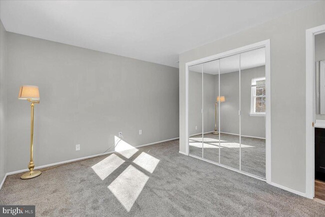 Building Photo - 915 Silver Ct