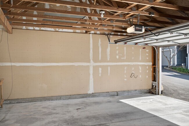 Building Photo - Newly Renovated 3/2.5 bath End-Unit Townhome with Vaulted Ceilings – Minutes to I-680 & Downtown!