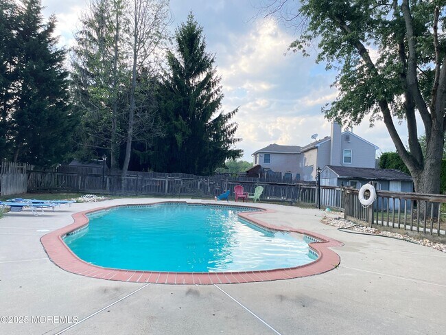 Building Photo - 9 Cherry Hill Ln