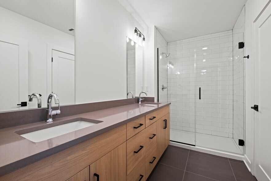 Building Photo - 3009 N Oak Trafficway