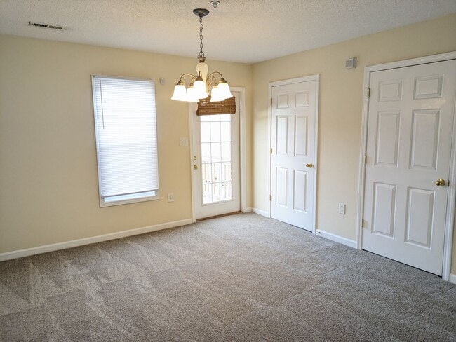 Building Photo - Large 3 Bedroom Townhome in Mooresville
