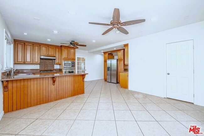 Building Photo - 5353 Don Pio Dr