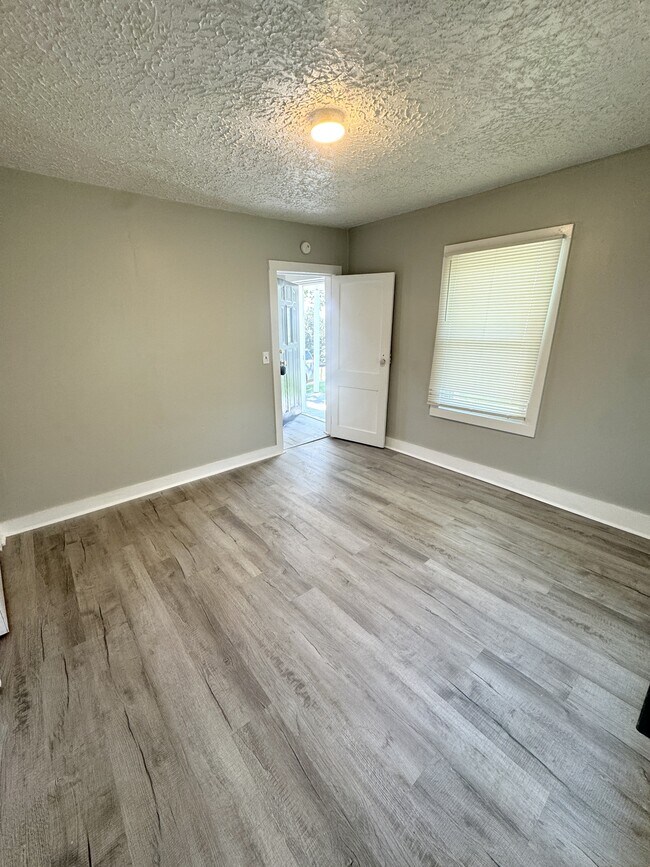 Building Photo - 105 Trail Dr