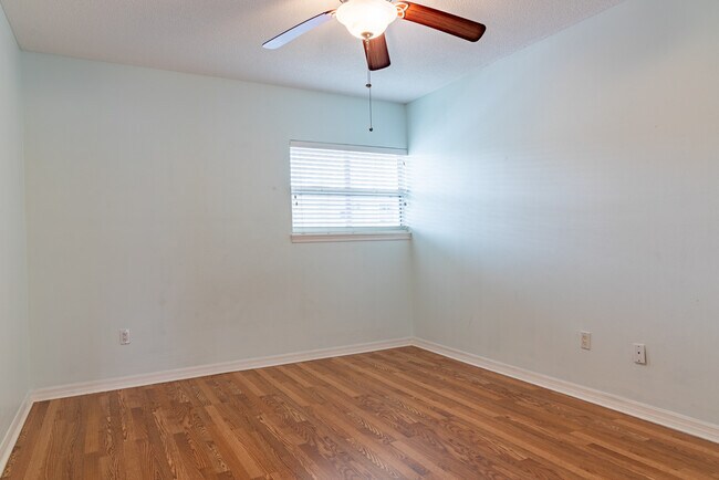 Building Photo - 715 S Beach St