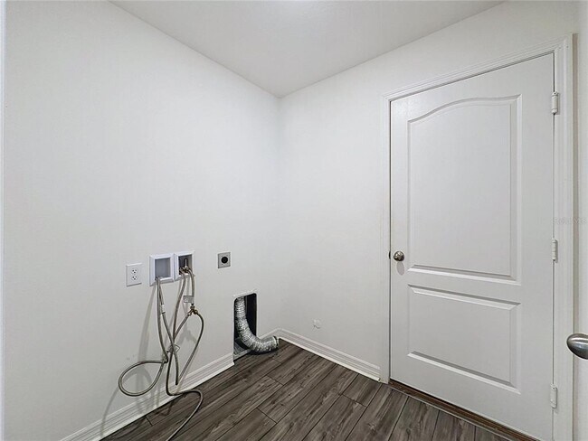 Building Photo - 1407 Hillsborough Way
